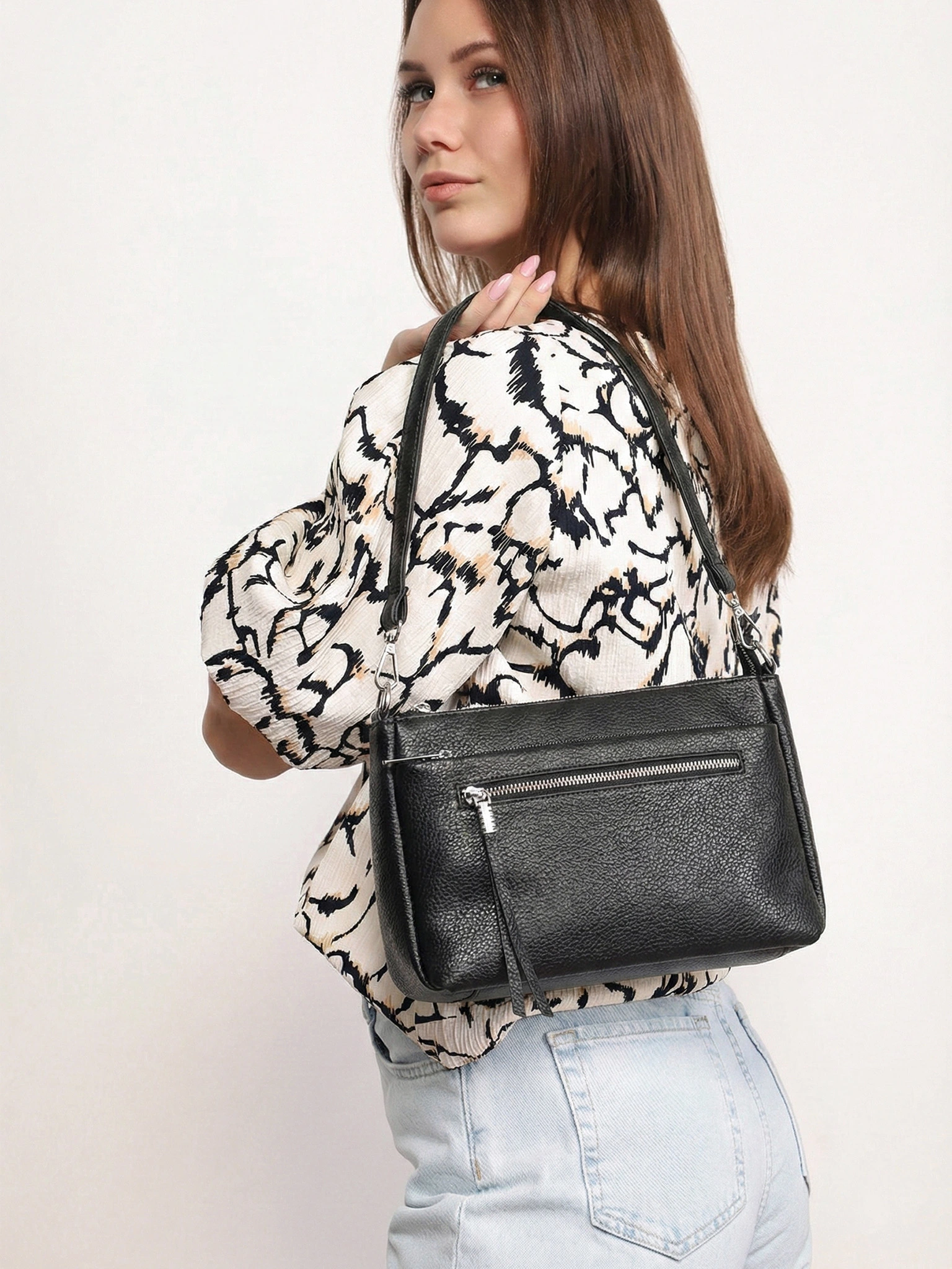 Сумка-кроссбоди с декоративным пуллером в ассортименте